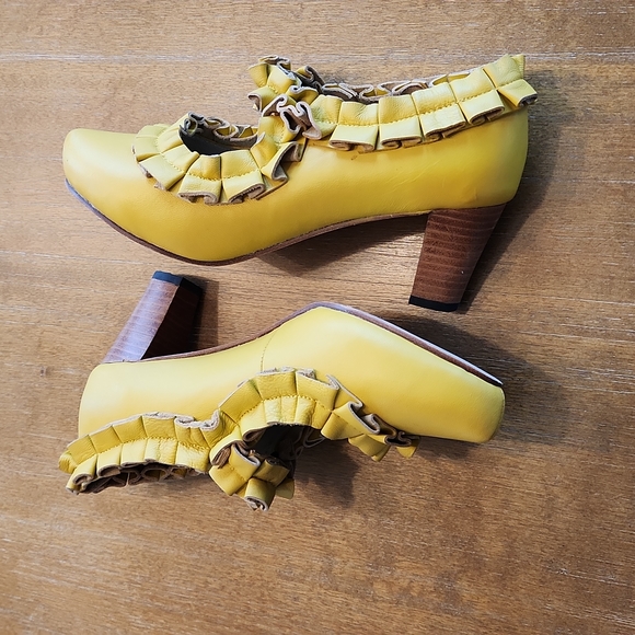 PETER JENSEN  YELLLOW  RUFFLE LEATHER SHOES - Picture 11 of 12